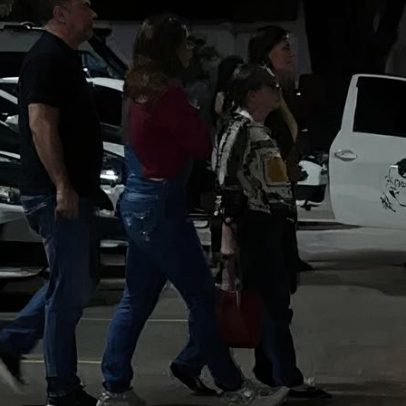 Familiares de piloto chegam ao IML após acidente aéreo no RJ