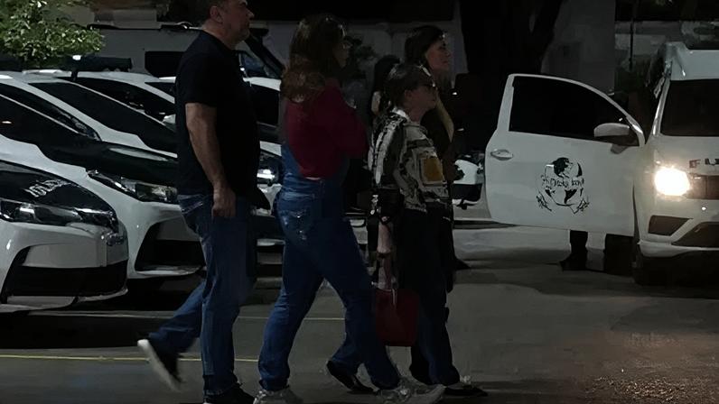 Familiares do piloto Alexandre Souza chegam no IML do Rio de Janeiro