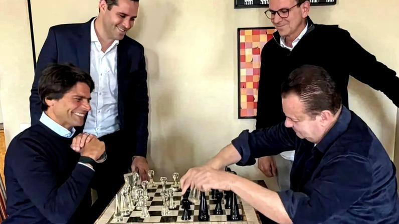 Pedro Paulo e Kassab jogam xadrez observados por Paes e Cavaliere (Instagram/Reprodução)