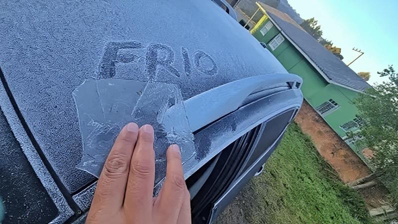 Carro coberto de geada em São Joaquim, no Vale do Caminhos da Neve (SC)