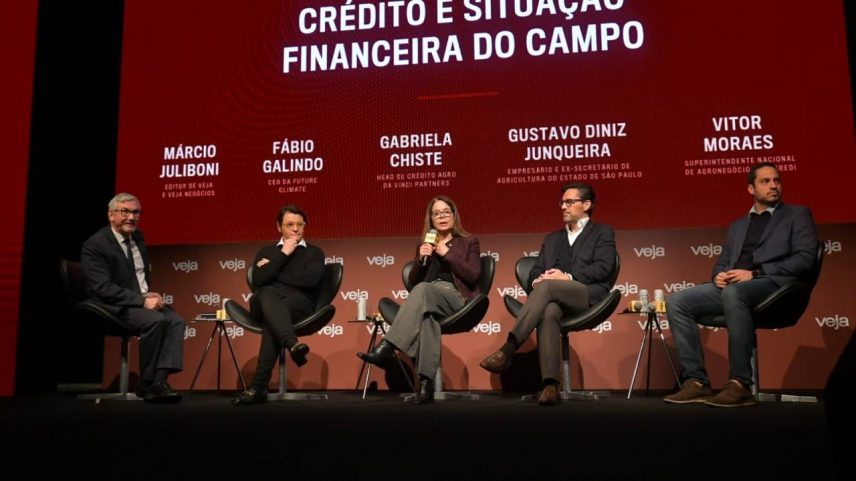 Da esquerda para a direita, Márcio Juliboni, editor de VEJA e VEJA Negócios; Fábio Galindo, CEO da Future Climate; Gabriela Chiste, head de Crédito Agro da Vinci Partners; Gustavo Diniz Junqueira, empresário e ex-secretário de Agricultura de São Paulo; e Vitor Moraes, superintendente nacional de Agronegócio da Sicredi, durante painel sobre crédito e financiamento rural no VEJA Fórum Agro 2026.