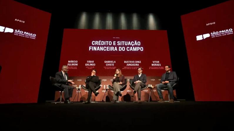Da esquerda para a direita, Márcio Juliboni, editor de VEJA e VEJA Negócios; Fábio Galindo, CEO da Future Climate; Gabriela Chiste, head de Crédito Agro da Vinci Partners; Gustavo Diniz Junqueira, empresário e ex-secretário de Agricultura de São Paulo; e Vitor Moraes, superintendente nacional de Agronegócio da Sicredi, durante painel sobre crédito e financiamento rural no VEJA Fórum Agro 2026. (Flavio Santana-Biofoto/Reprodução)