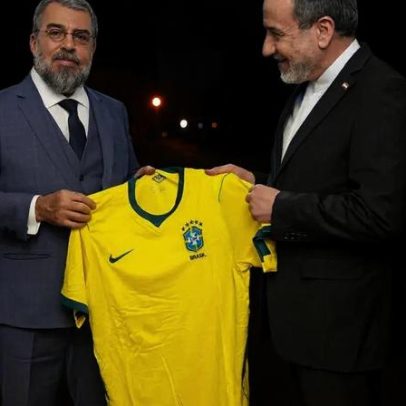 Chanceler iraniano recebe camisa da seleção brasileira entregue pelo embaixador