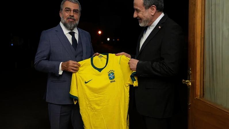O embaixador do Brasil no Irã, André Veras Guimarães (esq.), e o ministro das Relações Exteriores do Irã, Abbas Araghchi (Telegram/Reprodução)