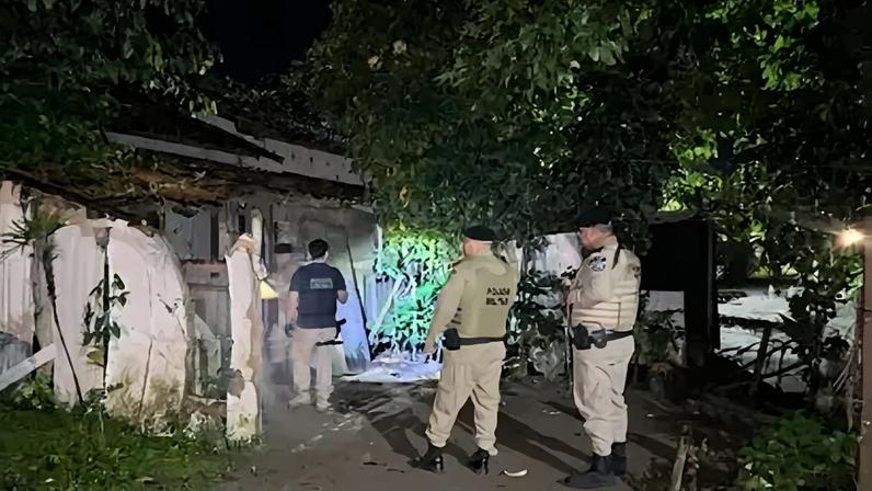 A Operação Três Coqueiros, conduzida pela Ficco (Força Integrada de Combate ao Crime Organizado) em Ilhéus, enfrenta a criminalidade violenta no município de Maraú e região