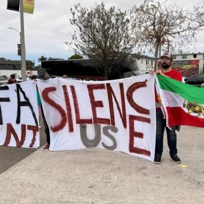 Iranianos protestam contra regime dos aiatolás na porta de estádio nos EUA