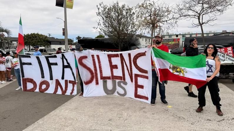 Bandeira pré-revolucionária e uma faixa contra a Fifa: "Não nos silencie"