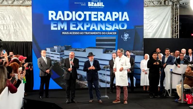 Lula entrega equipamentos para Hospital Santa Marcelina em São Paulo, focando em investimentos no SUS para tratamento de câncer