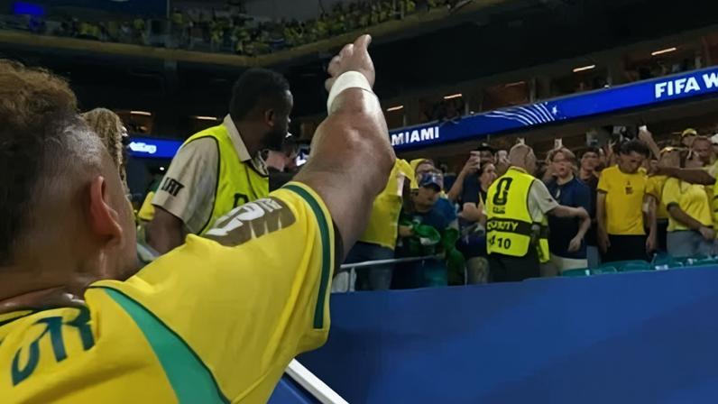 Davi Luca é barrado de ir ao gramado de estádio após jogo