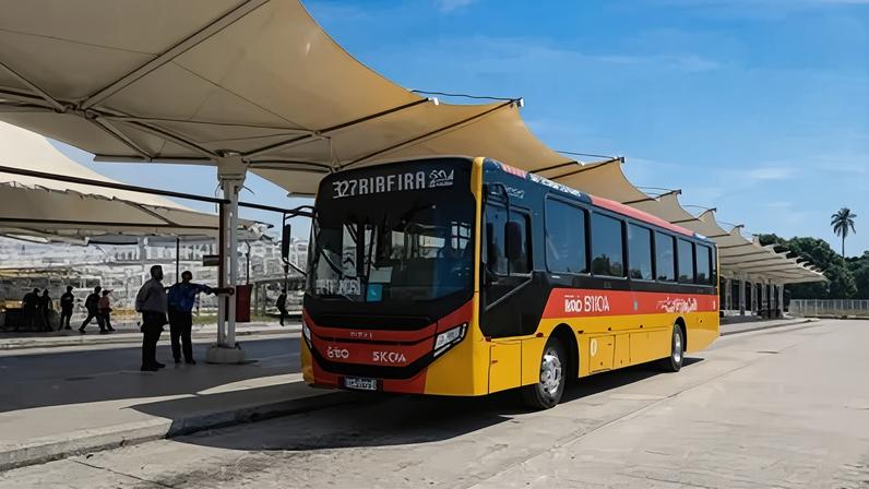 Passageiros embarcam em ônibus municipal no Rio de Janeiro; desde este domingo (28), o pagamento em dinheiro deixou de ser aceito nos coletivos da cidade.