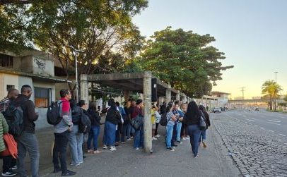Greve afeta circulação de ônibus no RJ e há vandalismo a veículos