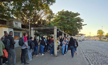 Passageiros enfrentam filas em ponto de ônibus na manhã desta segunda-feira (29), primeiro dia da greve dos rodoviários no Rio de Janeiro.