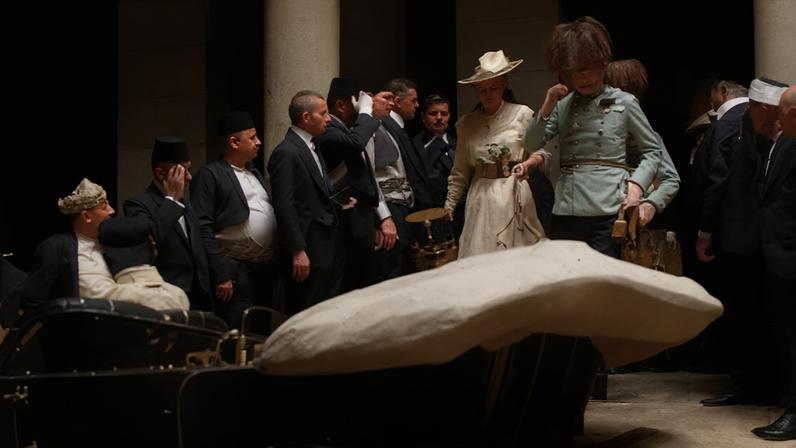 Arquiduque Fraz Ferdinand e a duquesa Sofia se aproximam do carro onde seriam mortos minutos depois, em Saraievo. (Foto: Wikimedia)
