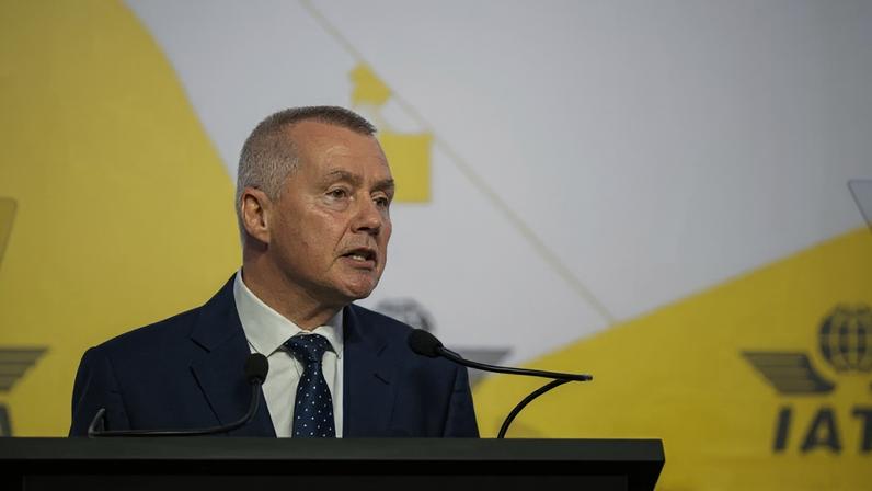 Na imagem, Willie Walsh durante discurso na Assembleia Geral Anual da Iata, no Rio