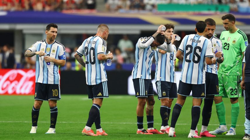 Time da Argentina durante a pausa para a hidratação no jogo contra a Áustria