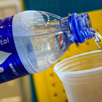 Empresa recolhe 374 mil garrafas de água Crystal após detecção de bactéria