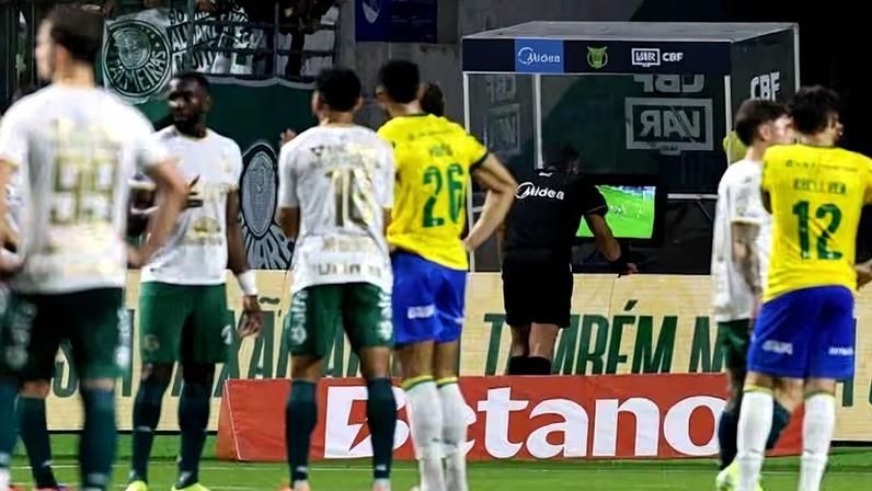 Gol da Chapecoense deveria ter sido anulado? Debate entre comentaristas