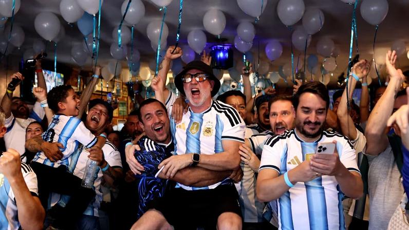 Bar temático argentino ‘transborda’ e transforma ruas do bairro em uma extensão de Buenos Aires