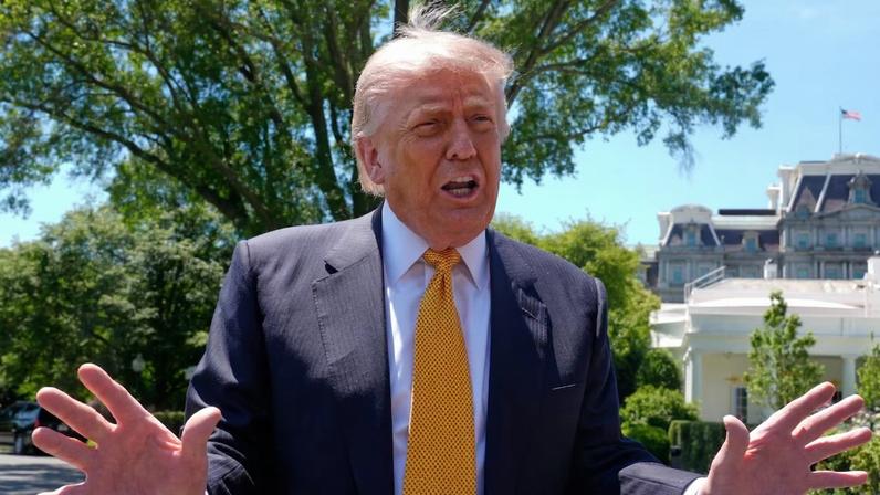 O presidente dos Estados Unidos, Donald Trump, conversa com jornalistas em Washington