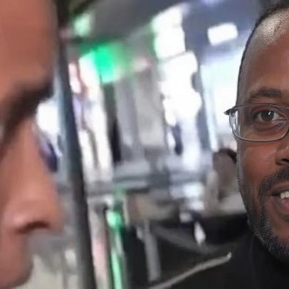 Árbitro somali barrado nos EUA retorna ao país e é recebido como herói