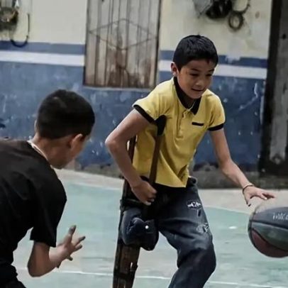 Menino usa muletas para jogar basquete e viraliza nas redes