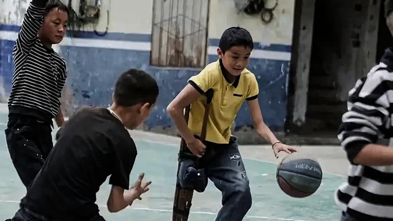 Menino usa muletas para jogar basquete e viraliza nas redes
