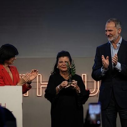 Rei entrega prêmio de liderança do South Summit a Luiza Trajano