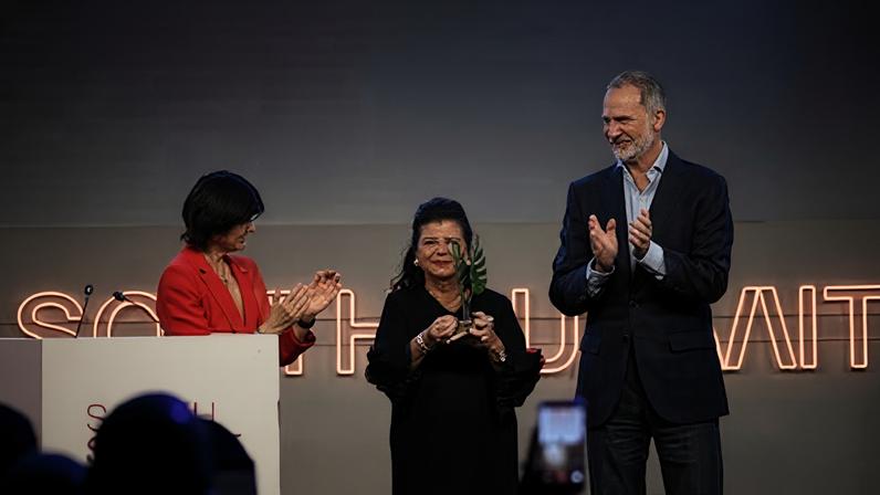 Rei entrega prêmio de liderança do South Summit a Luiza Trajano