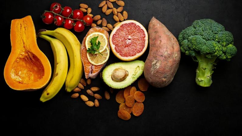 Frutas, verduras, leguminosas, peixes e outros alimentos in natura contribuem com a oferta de potássio, mineral essencial para a saúde