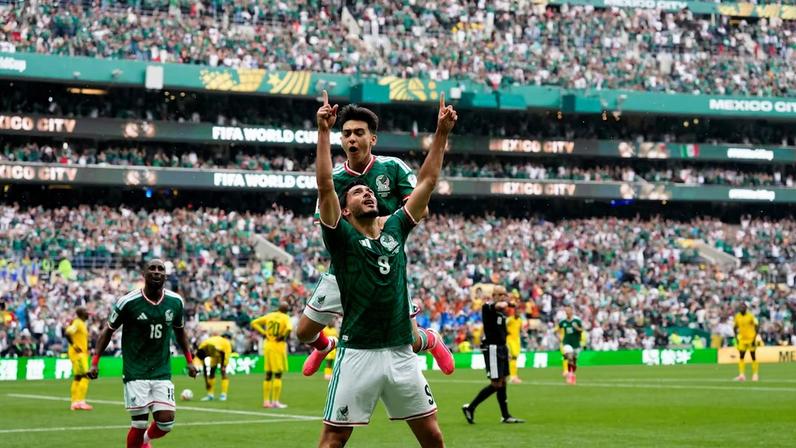 Seleção mexicana é empurrada por mais de 80 mil torcedores no Azteca em jogo de abertura marcado por três expulsões