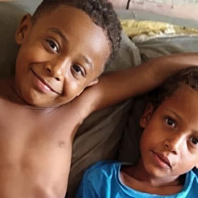 Reviravolta no caso de primos encontrados mortos, mãe se pronuncia