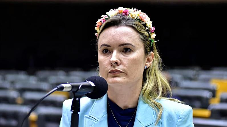 Deputada Júlia Zanatta (PL-SC) pediu ao TCU que suspensa propagandas do governo Lula em defesa do fim da escala trabalhista 6x1