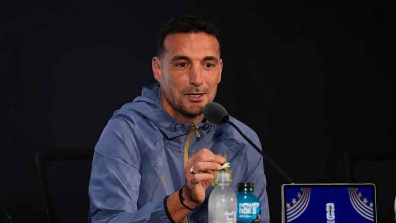 Lionel Scaloni reverenciou o experiente jornalista argentino.