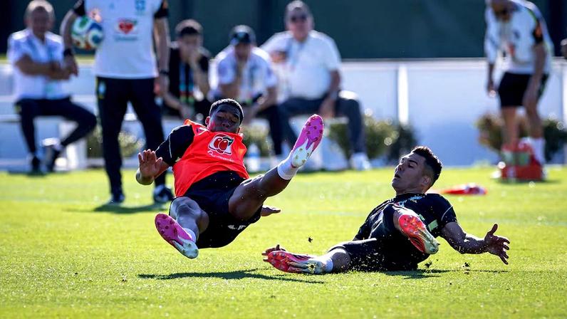 Casemiro deu uma entrada forte em Endrick durante treino da seleção brasileira.
