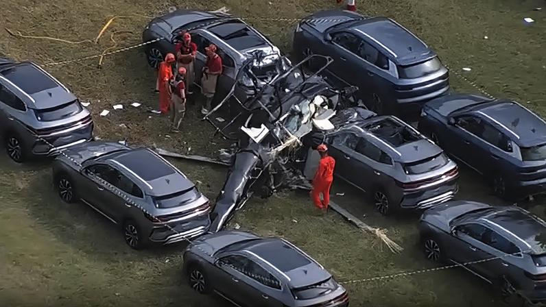 Helicóptero que caiu no Rio não tinha autorização para táxi-aéreo