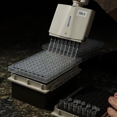 Cientista da vacina da Covid é acusado de contrabando de material biológico