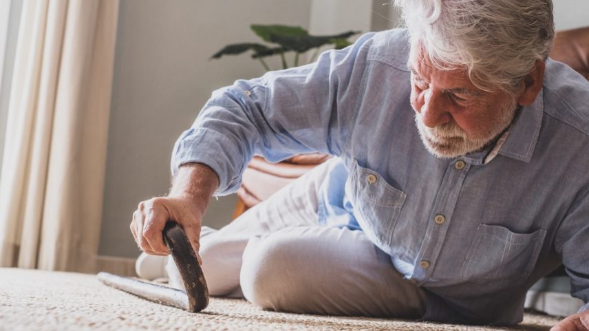 Caminhar parece um hábito automático, mas ele exige um trabalho intenso do cérebro – daí porque cair pode dar pistas sobre um declínio cognitivo silencioso