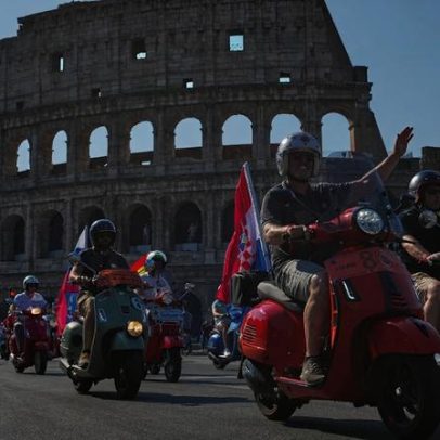 Vespas invadem centro histórico de Roma para celebrar 80 anos da scooter icônica
