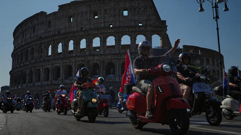 Parada de fãs da Vespa em frente ao Coliseu, nas comemorações do 80º aniversário da marca querida do público