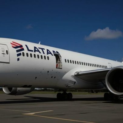 Boeing da LATAM perde porta em aeroporto e fica retido em ilha remota
