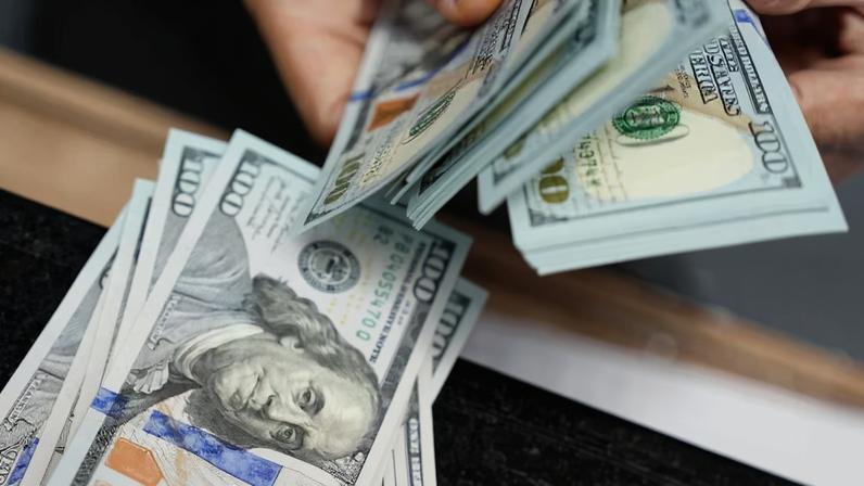 Investidores acompanham o adiamento das negociações entre Washington e Teerã e a escalada das tensões no Líbano (Foto: Dimas Ardian/Bloomberg)