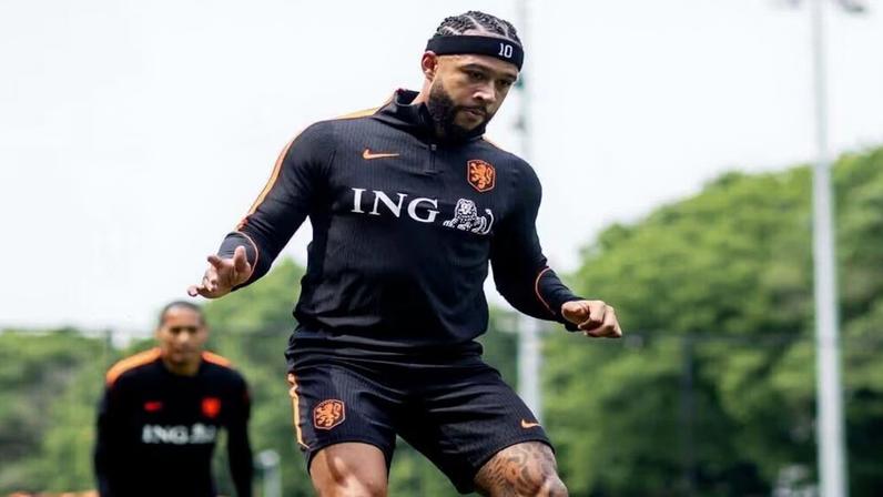 Memphis Depay durante atividade da seleção da Holanda em Zeist