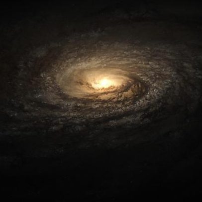 Hubble registra galáxia em transformação durante viagem pelo Aglomerado de Virgem