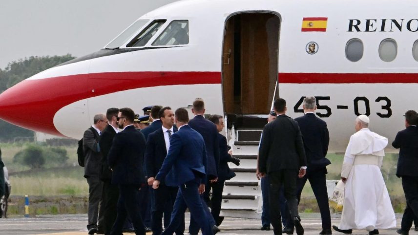 Papa Leão XIV caminha com o Rei Felipe VI da Espanha para embarcar em uma nova aeronave oferecida pelo monarca