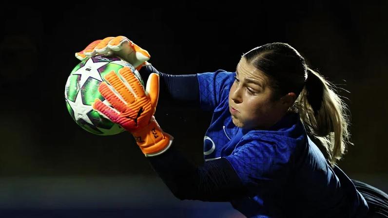 FILE PHOTO: Soccer Football - UEFA Women's Champions League - Paris St Germain v Real Madrid - Campus Paris St Germain, Poissy, France - October 16, 2025 Paris St Germain's Mary Earps during the warm up before the match REUTERS/Gonzalo Fuentes/File Photo