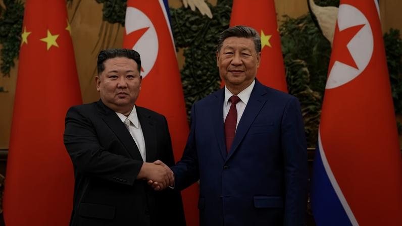 Xi recebeu Kim, entre outros líderes, em um grande desfile militar em Pequim no ano passado