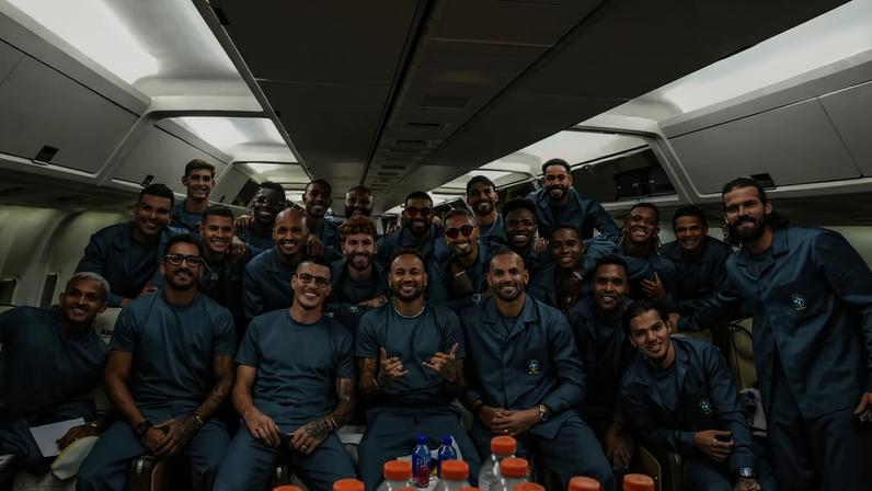 Uniformes da seleção estão sendo comparados a roupas profissionais