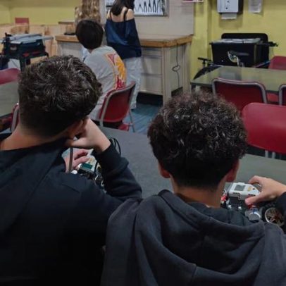Formar alunos para investigar, colaborar, resolver problemas e aplicar saberes