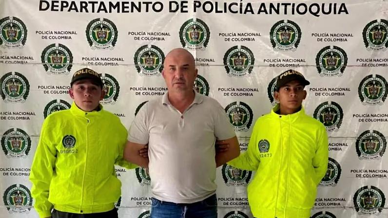 Operação Narco Sky apura o envolvimento do narcotraficante sérvio Antun Mrdeza, integrante da ‘Ndrangheta e apontado pela PF como um dos pilares do mais alto escalão decisório e financeiro do tráfico internacional, com a facção paulista; capturado em maio de 2025, ele está preso na Venezuela