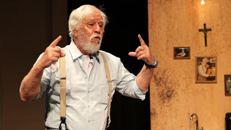 Nuno Leal Maia em cena da peça 'Meno Male', de Juca de Oliveira. Nela, ele é um italiano com fortes princípios